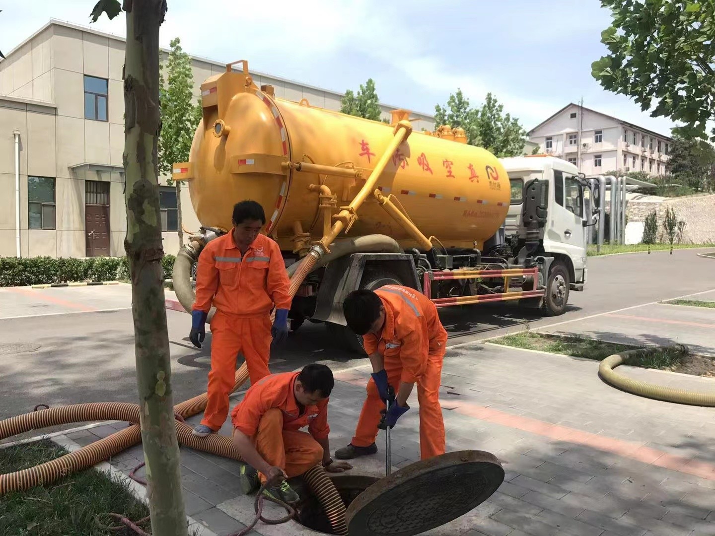 城子河管道疏通车停在窨井附近